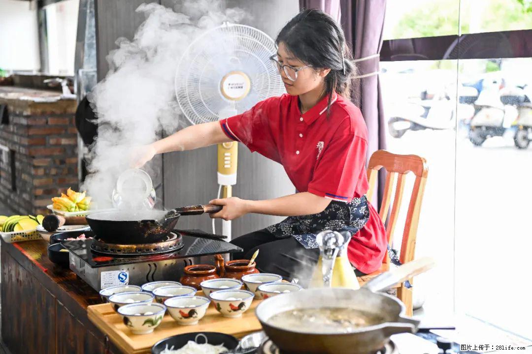 全网追的“扁担女孩”，找了一份暑假工，时薪12元 - 泉州生活资讯 - 泉州28生活网 qz.28life.net